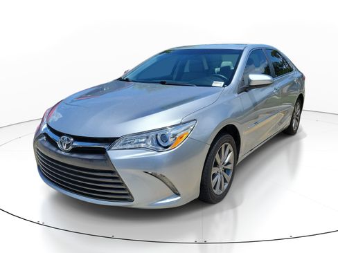Used 2017 Toyota Camry XLE FWD image 3