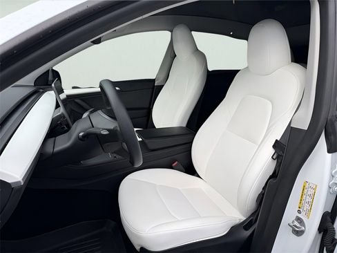 Used 2024 Tesla Model Y Long Range image 16