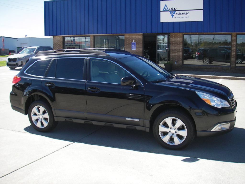 Used 2011 Subaru Outback 2.5i Premium w/ All-Weather Pkg AWD/4WD image 3