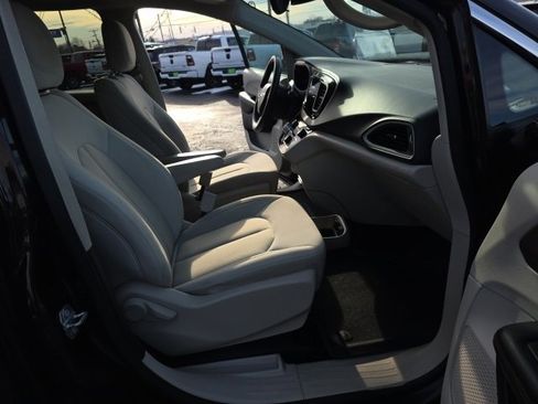 Used 2017 Chrysler Pacifica Touring image 33