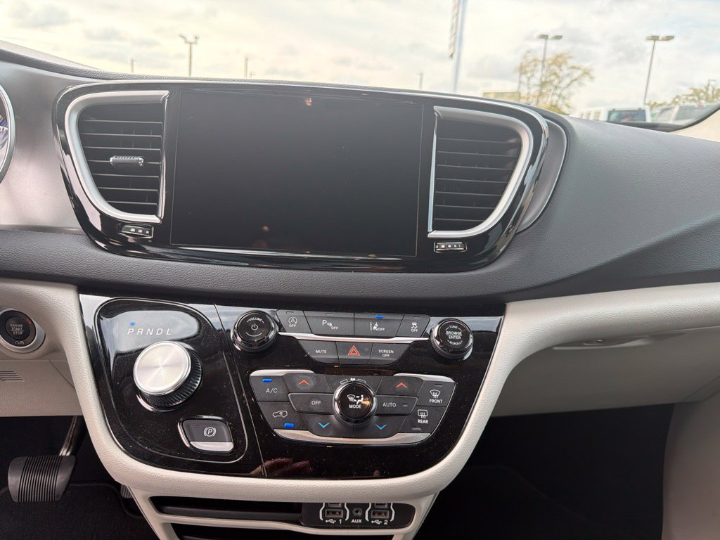 Used 2024 Chrysler Pacifica Touring-L FWD image 22