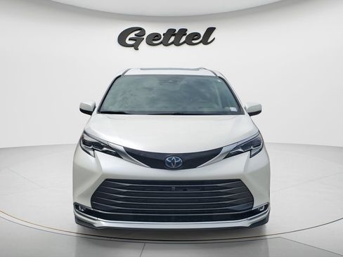 Used 2021 Toyota Sienna Platinum AWD/4WD image 2