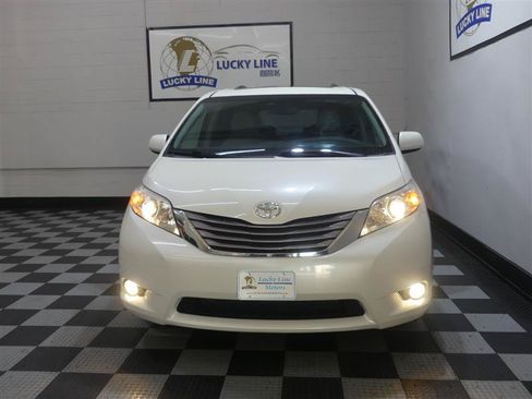 Used 2016 Toyota Sienna XLE w/ XLE Navigation Package FWD image 2