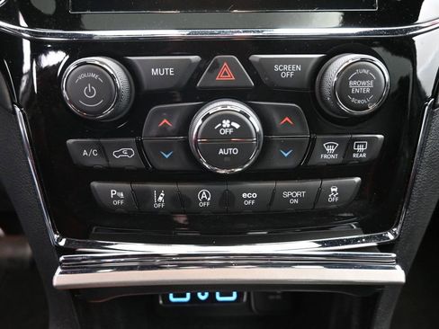 Used 2022 Jeep Grand Cherokee Laredo X image 20