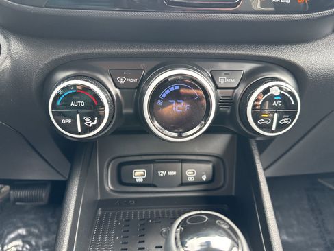 Used 2023 Hyundai Venue Limited FWD image 46