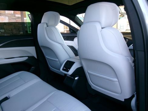 Used 2024 Cadillac Lyriq Sport image 38