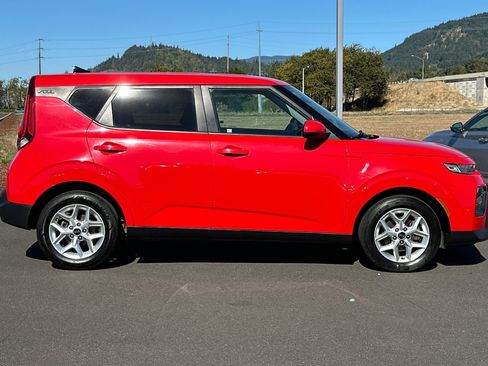 Used 2021 Kia Soul S image 2
