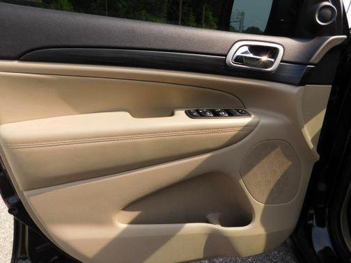 Used 2021 Jeep Grand Cherokee Laredo AWD/4WD image 17