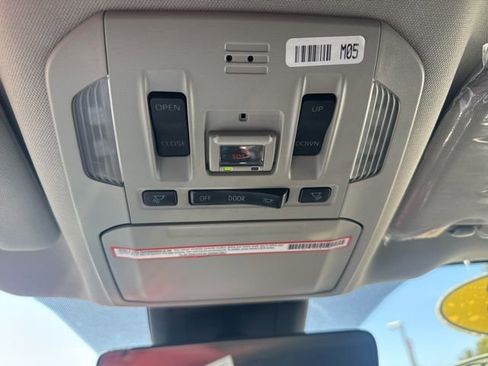 Used 2023 Toyota Highlander Limited FWD image 28