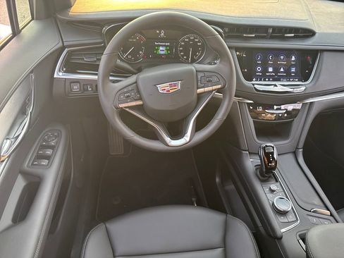 New 2025 Cadillac XT6 Luxury image 17