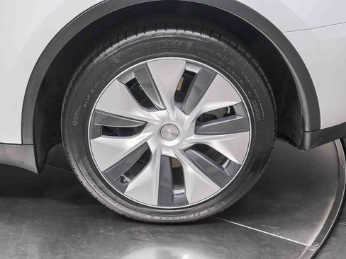Used 2023 Tesla Model Y AWD image 9