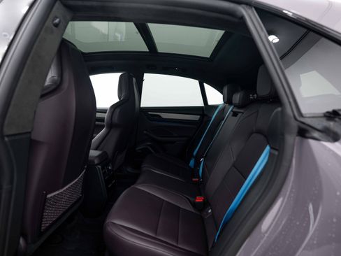 Certified 2025 Porsche Macan Turbo Electric AWD/4WD image 21