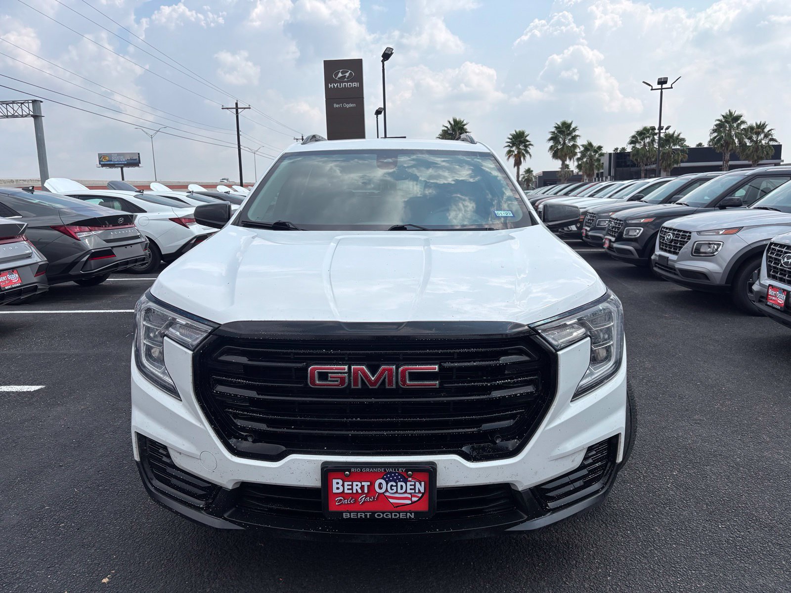 Used 2024 GMC Terrain SLE w/ Driver Convenience Package FWD image 2