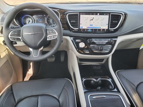 Used 2024 Chrysler Pacifica Limited AWD/4WD image 25