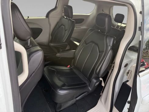 Used 2023 Chrysler Pacifica Touring-L FWD image 22