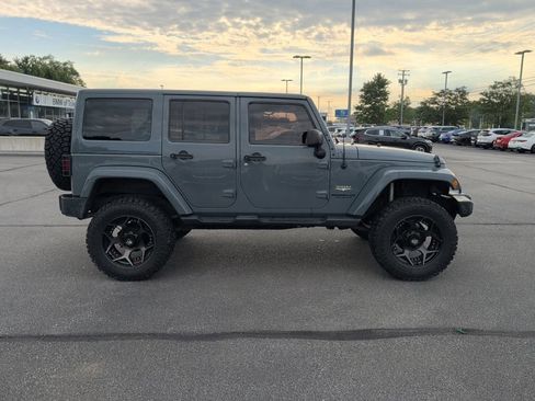 Used 2014 Jeep Wrangler Unlimited Sahara w/ Connectivity Group AWD/4WD image 15