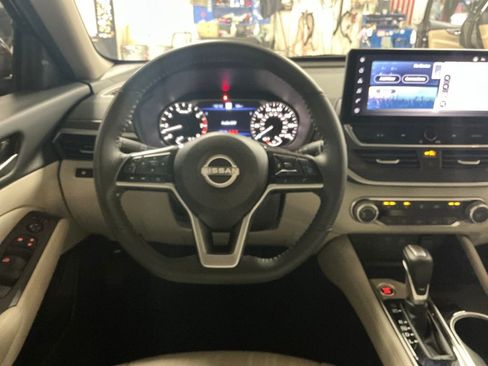 Used 2024 Nissan Altima 2.5 SV w/ SV Premium Package image 20
