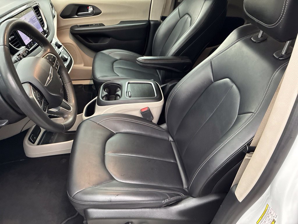 Used 2024 Chrysler Pacifica Touring-L FWD image 11