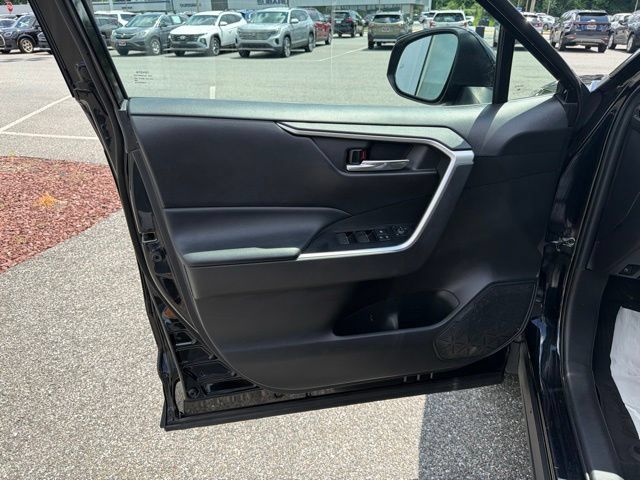 Used 2022 Toyota RAV4 XLE AWD/4WD image 11