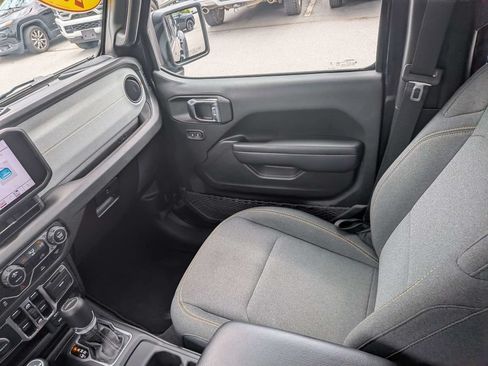 Used 2025 Jeep Gladiator Sport AWD/4WD image 16
