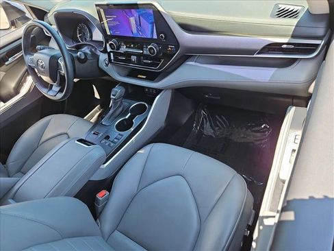 Used 2023 Toyota Highlander XLE FWD image 23