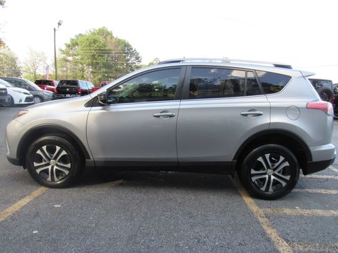 Used 2018 Toyota RAV4 LE FWD image 4