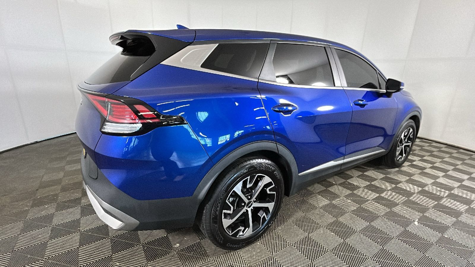 Used 2023 Kia Sportage EX FWD image 3