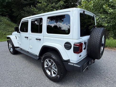 Used 2022 Jeep Wrangler Unlimited Sahara w/ LED Lighting Group AWD/4WD image 8