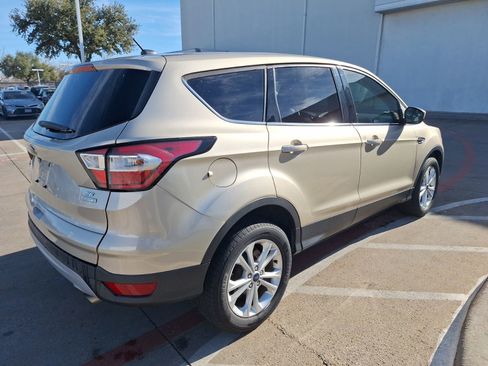 Used 2017 Ford Escape SE image 6