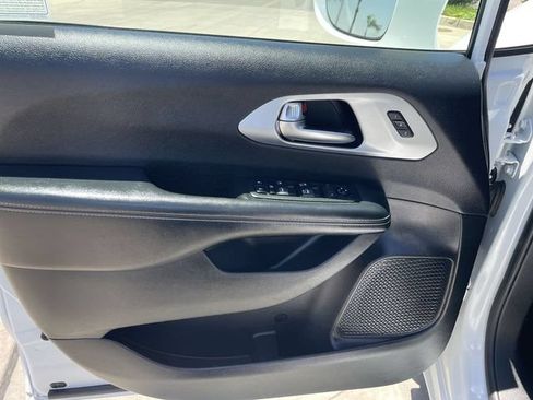 Used 2021 Chrysler Pacifica Touring-L w/ Uconnect Theater Family Group FWD image 22