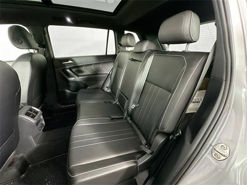 Used 2022 Volkswagen Tiguan SE R-Line image 26