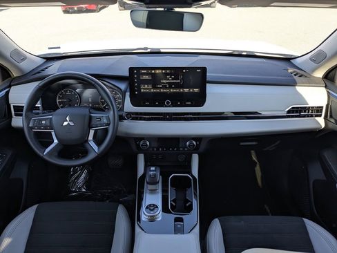 Used 2025 Mitsubishi Outlander SE AWD/4WD image 14