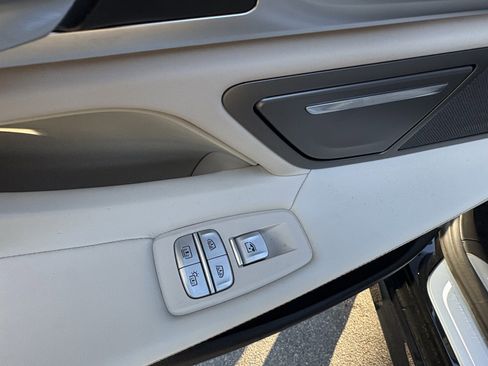 Used 2018 BMW 750i image 30