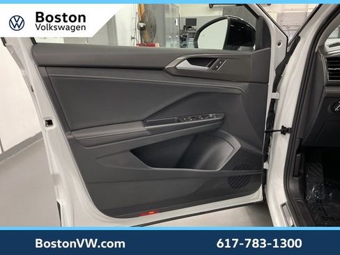 Used 2025 Volkswagen Taos SE image 27