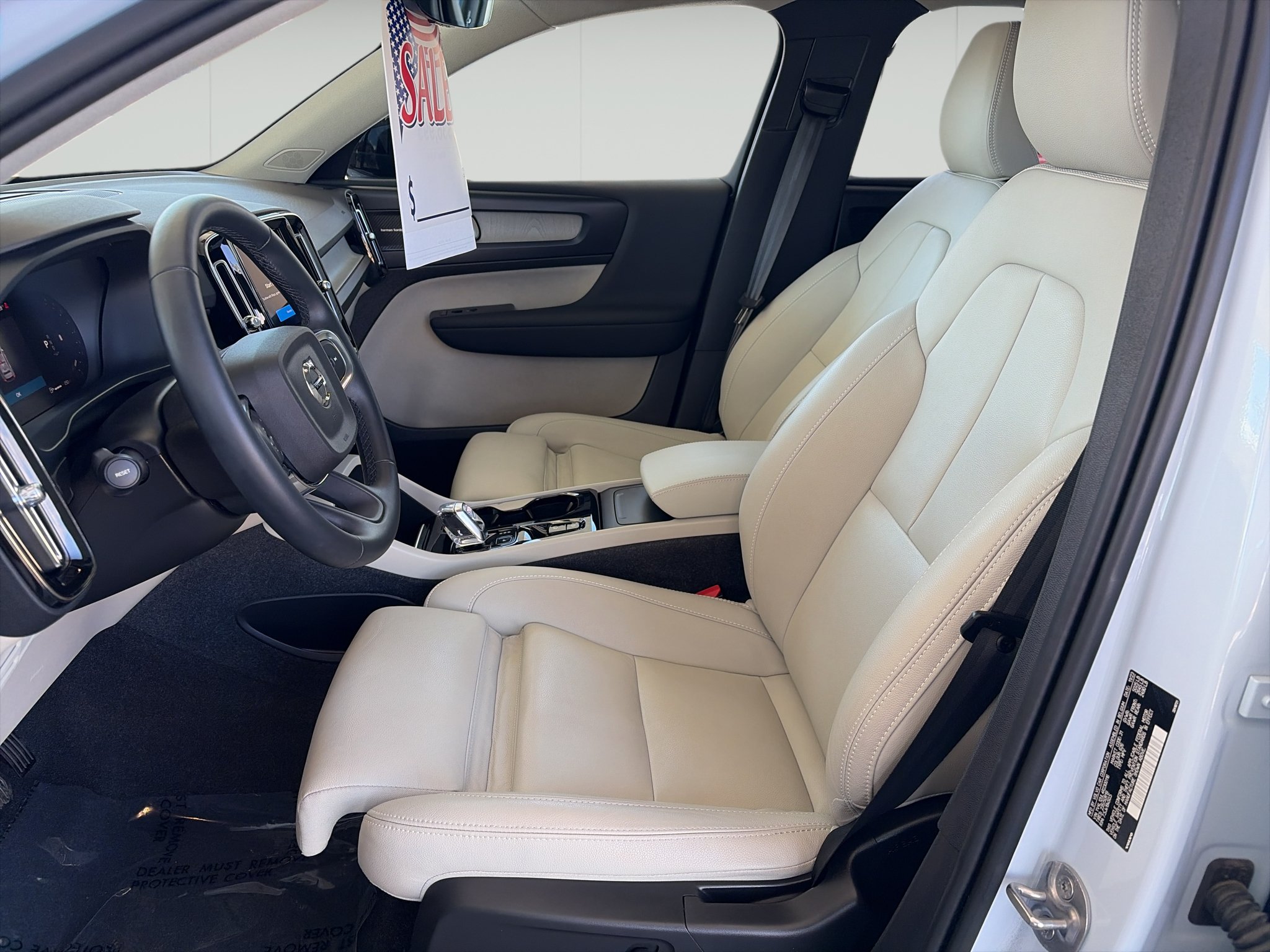 Used 2024 Volvo XC40 B5 Plus w/ Protection Package Premier AWD/4WD image 9