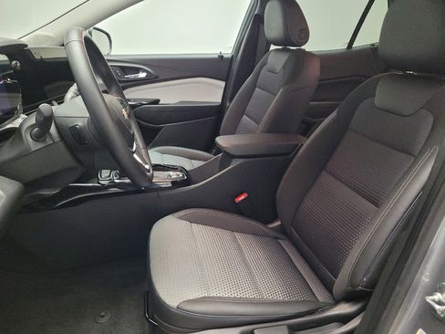 Used 2025 Chevrolet Trax LT w/ LT Convenience Package image 17