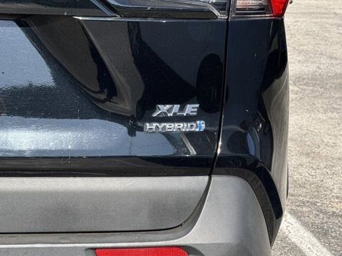 Used 2021 Toyota RAV4 XLE w/ Convenience Package image 5