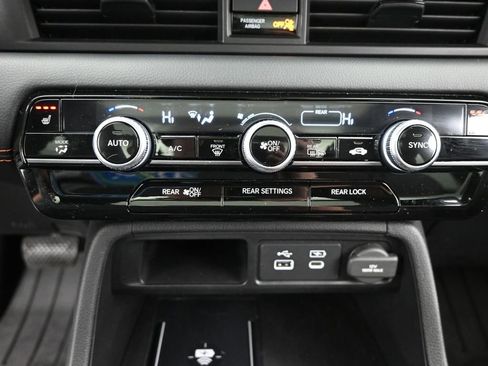 Used 2025 Honda Pilot TrailSport image 19