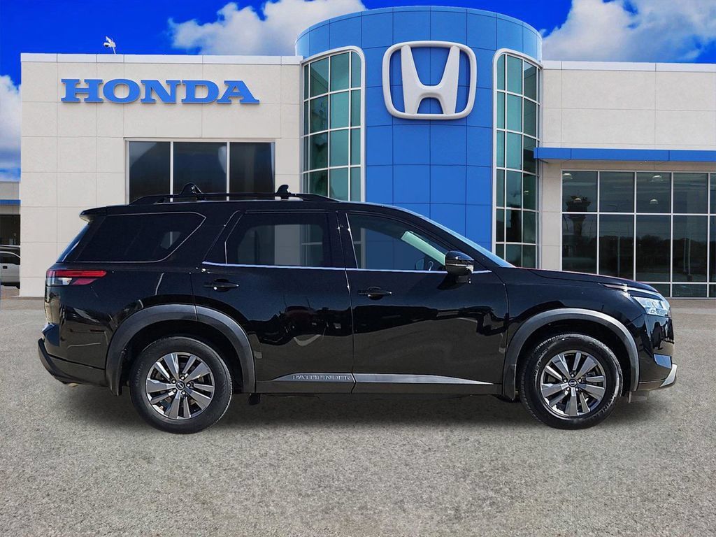 Used 2022 Nissan Pathfinder SV FWD image 2