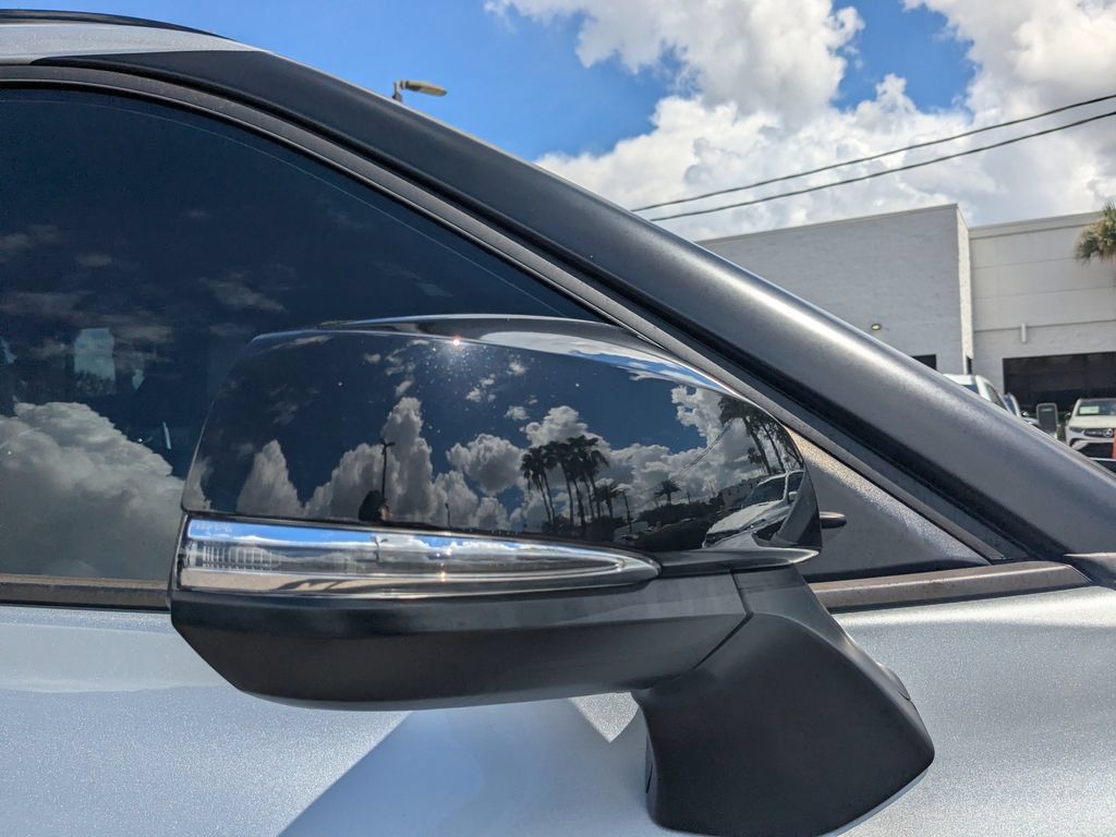 Used 2024 Toyota Highlander XSE FWD image 24