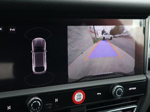 Certified 2024 Porsche Macan image 17