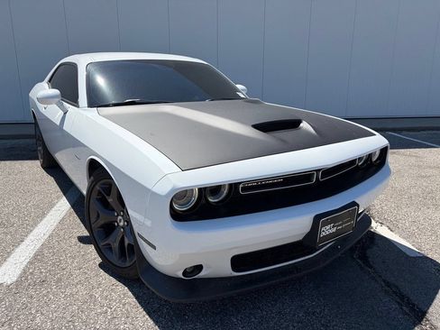 Used 2019 Dodge Challenger R/T RWD image 10
