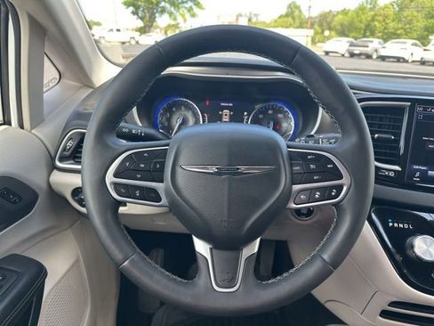 Used 2024 Chrysler Pacifica Touring-L FWD image 28
