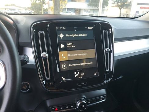 Used 2021 Volvo XC40 T5 Momentum w/ Protection Package Premier image 24