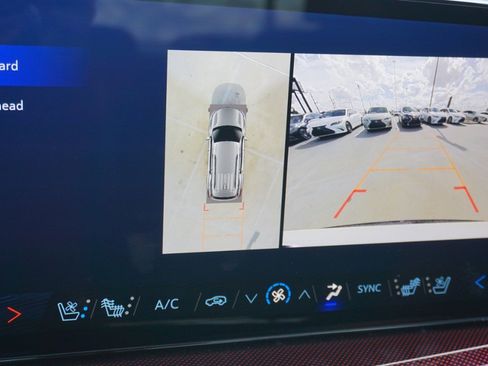 Used 2024 Chevrolet Traverse RS image 18