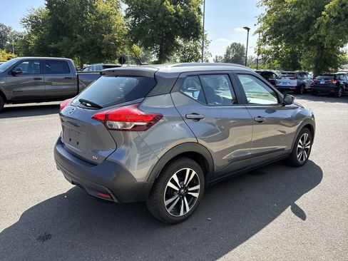 Used 2019 Nissan Kicks SV FWD image 4