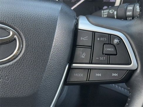 Used 2023 Toyota Highlander LE image 14