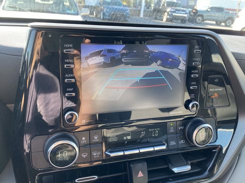 Used 2022 Toyota Highlander L image 18