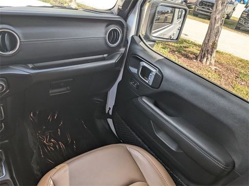Used 2022 Jeep Wrangler Unlimited Sahara image 13
