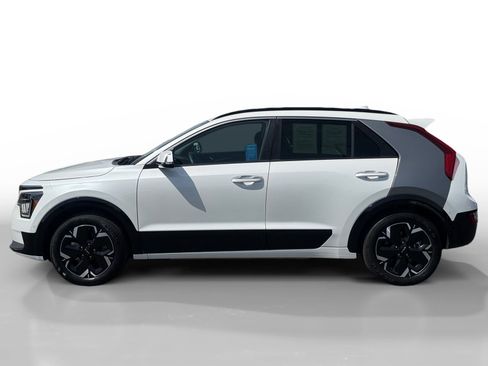 Used 2023 Kia Niro Wave FWD image 2